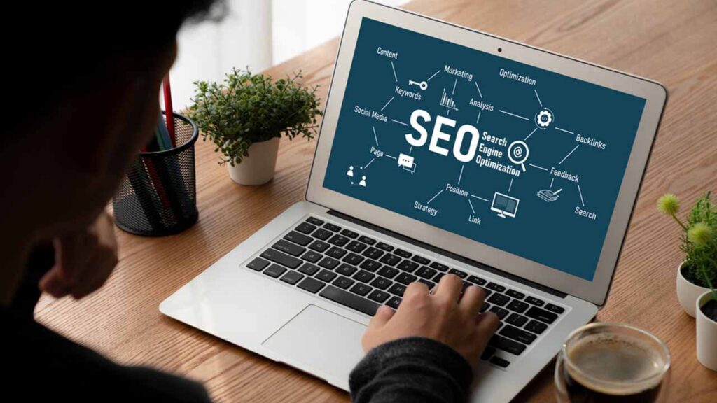 An illustration showing the comparison between onsite and offsite SEO.